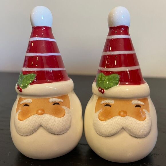 Holiday Snack/ Candy Dish and Santa Salt & Pepper Shaker Bundle. - Picture 6 of 7